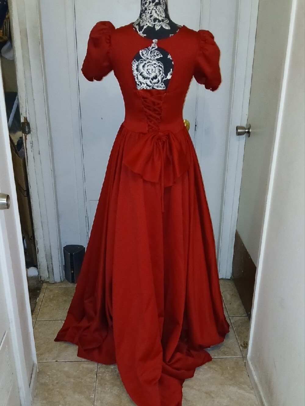 Elegant Red Puff-Sleeve Evening Gown - Picture 6 of 11